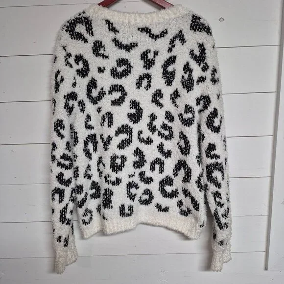 POL Leopard Print Fuzzy Knit Sweater Sz L White & Black Womens Cozy Long Sleeve - Picture 5 of 5